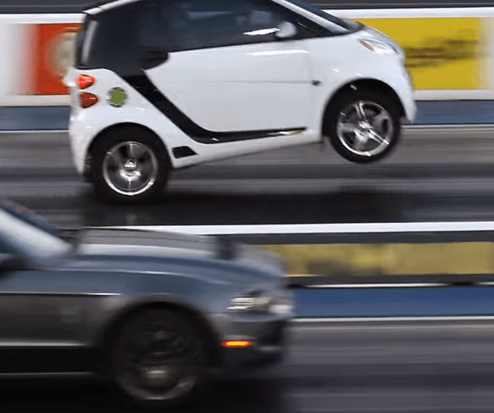 Video: Smart Car stejler og kører fra Mustang!