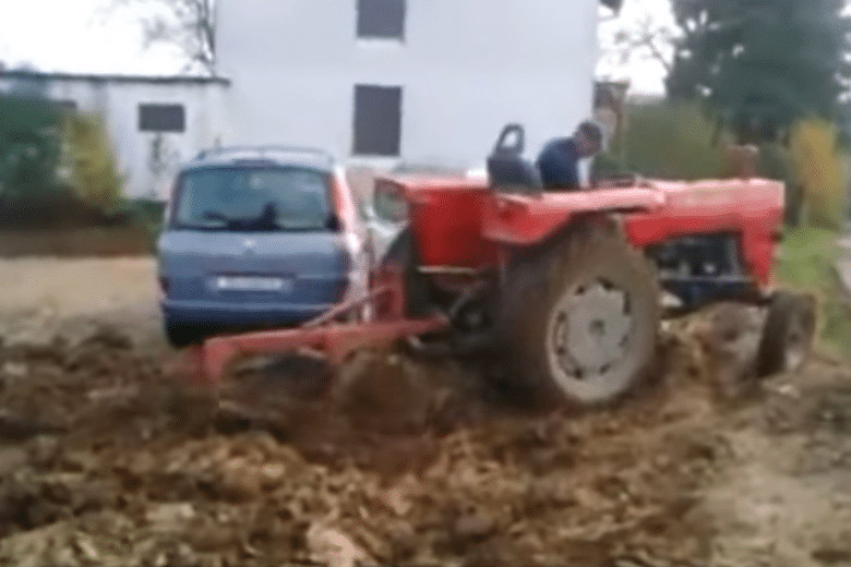 Landmand får nok af biler på hans mark