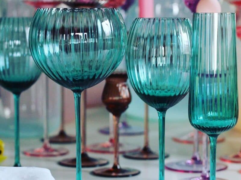 Farvede vinglas – en festlig vinoplevelse