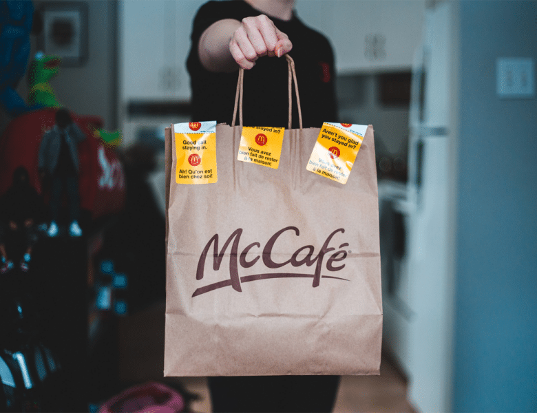 Mand kører i MacDonalds drive-in for at købe morgenmad, men får en pose fyldt med penge