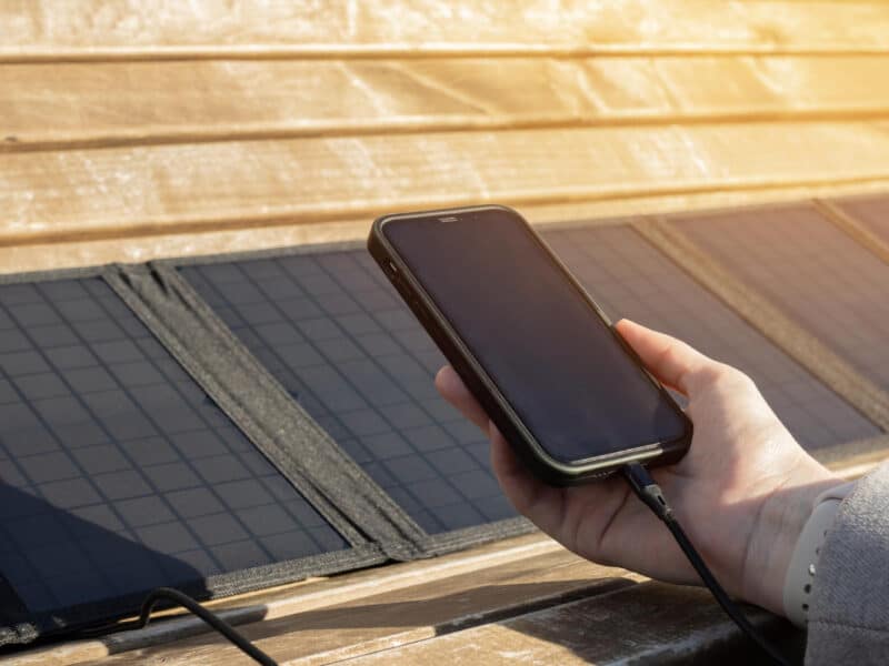Solcelle oplader til mobil test – Oplad din telefon med solenergi